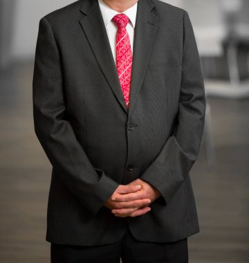 Kırpılan Kafkas ellerini ve kollarını iş akıllı takım elbiseli adamı yukarı kapatın