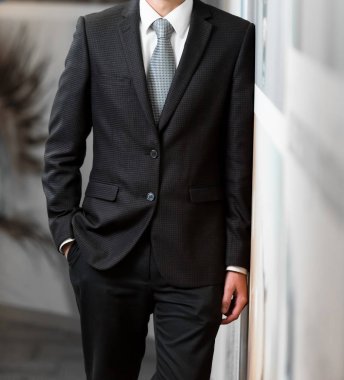 Kırpılmış kafa adam cebinde bir ofiste bir yandan el ile akıllı bir takım ayakta