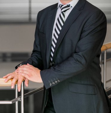 Beyaz el ve kol işadamı bir ofiste yakın çekim kırpılmış