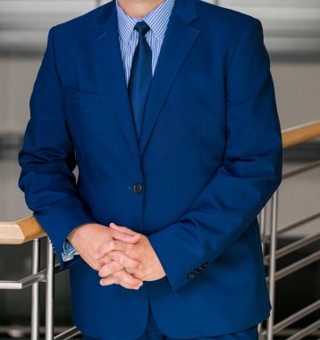 Beyaz el ve kol işadamı bir ofiste yakın çekim kırpılmış