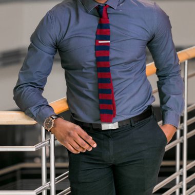 Kırpılan kafa adam el ile akıllı elbise gömlek cebinde bir ofiste bir yandan ayakta