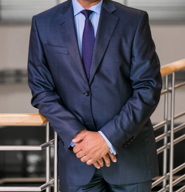 Beyaz el ve kol işadamı bir ofiste yakın çekim kırpılmış