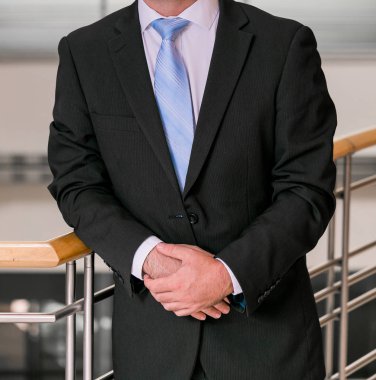 Beyaz el ve kol işadamı bir ofiste yakın çekim kırpılmış