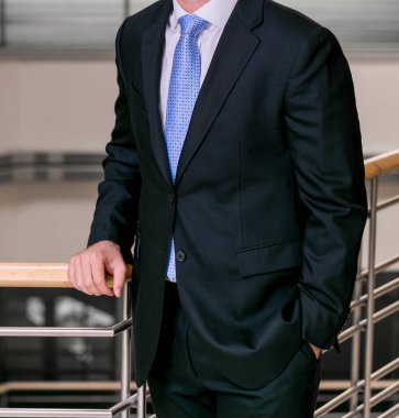 Kırpılmış kafa adam cebinde bir ofiste bir yandan el ile akıllı bir takım ayakta