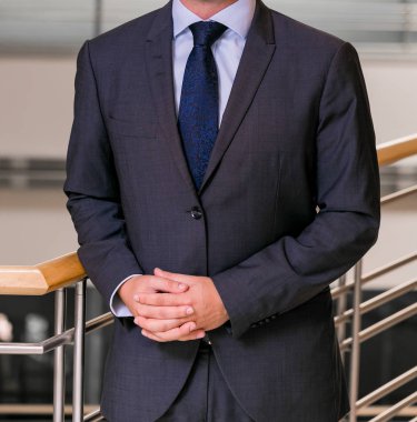 Beyaz el ve kol işadamı bir ofiste yakın çekim kırpılmış