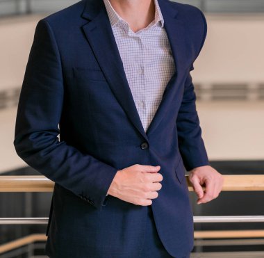 Beyaz el ve kol işadamı bir ofiste yakın çekim kırpılmış