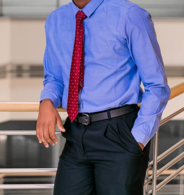 Kırpılan kafa adam el ile akıllı elbise gömlek cebinde bir ofiste bir yandan ayakta