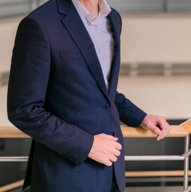 Beyaz el ve kol işadamı bir ofiste yakın çekim kırpılmış