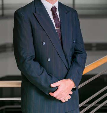 Beyaz el ve kol işadamı bir ofiste yakın çekim kırpılmış