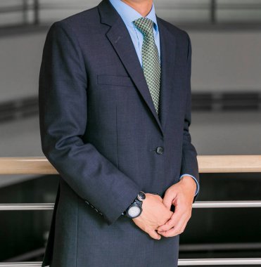 Beyaz el ve kol işadamı bir ofiste yakın çekim kırpılmış