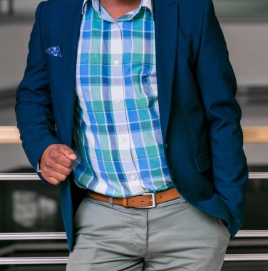 Kırpılmış kafa adam cebinde bir ofiste bir yandan el ile akıllı bir takım ayakta