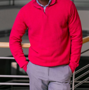 Kırpılan kafa adam ayakta bir jumper kazaklı elleri ceplerinde bir ofiste olan