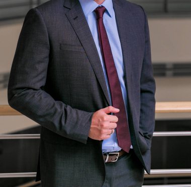 Kırpılmış kafa adam cebinde bir ofiste bir yandan el ile akıllı bir takım ayakta