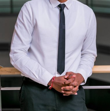 Beyaz el ve kol işadamı bir ofiste yakın çekim kırpılmış