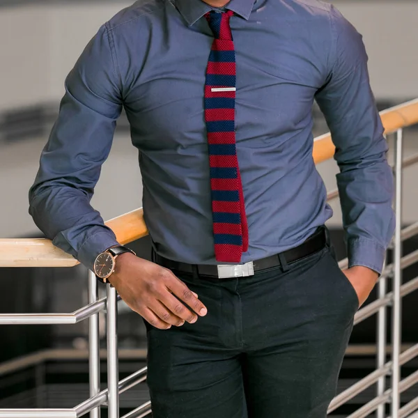 Kırpılan kafa adam el ile akıllı elbise gömlek cebinde bir ofiste bir yandan ayakta