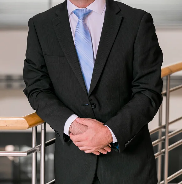 Beyaz el ve kol işadamı bir ofiste yakın çekim kırpılmış