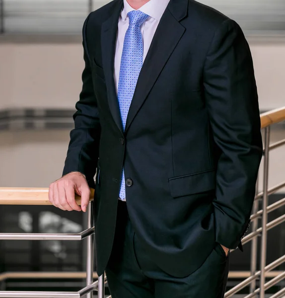 Kırpılmış kafa adam cebinde bir ofiste bir yandan el ile akıllı bir takım ayakta