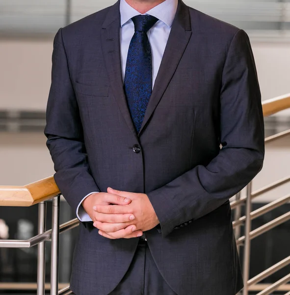 Beyaz el ve kol işadamı bir ofiste yakın çekim kırpılmış