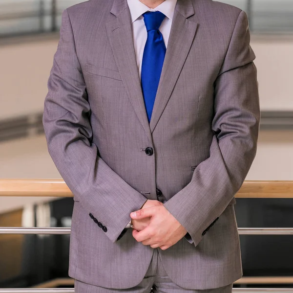 Beyaz el ve kol işadamı bir ofiste yakın çekim kırpılmış