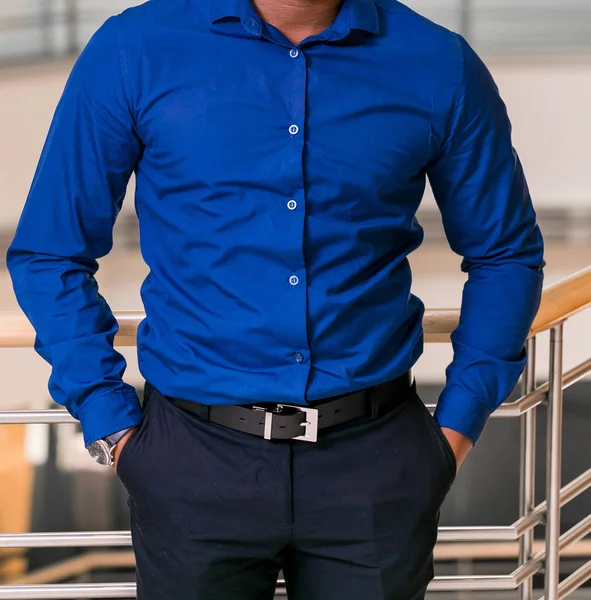 Akıllı elbise gömlek kırpılmış kafa adam ayakta elleri ceplerinde bir ofiste olan