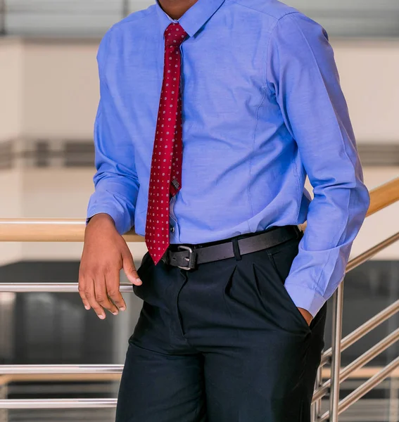 Kırpılan kafa adam el ile akıllı elbise gömlek cebinde bir ofiste bir yandan ayakta