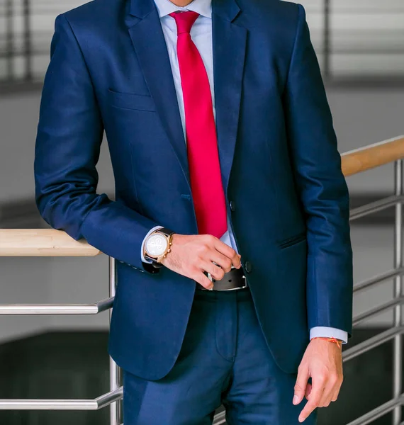 Beyaz el ve kol işadamı bir ofiste yakın çekim kırpılmış