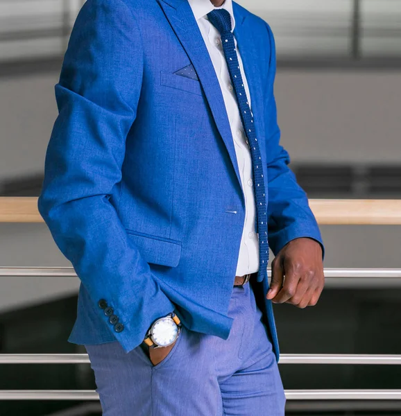 Kırpılmış kafa adam cebinde bir ofiste bir yandan el ile akıllı bir takım ayakta