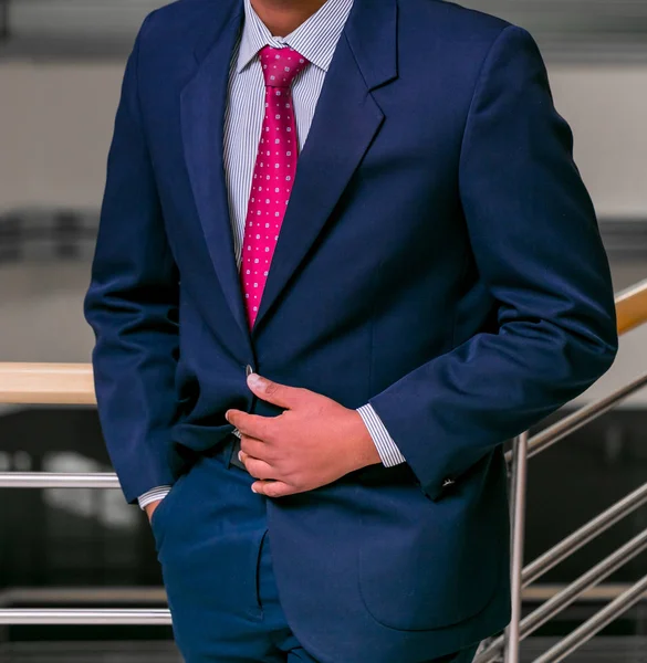 Kırpılmış kafa adam cebinde bir ofiste bir yandan el ile akıllı bir takım ayakta