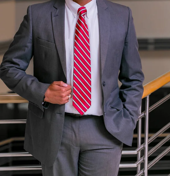 Kırpılmış kafa adam cebinde bir ofiste bir yandan el ile akıllı bir takım ayakta