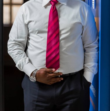 Yakın çekim Afrika siyah elleri kesilmiş ve cebinde silah işadamı ile bir takım elbise içinde el