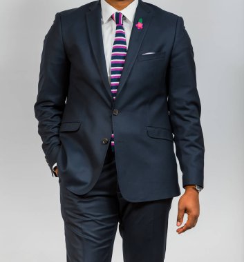 Yakın çekim Afrika siyah elleri kesilmiş ve cebinde silah işadamı ile bir takım elbise içinde el