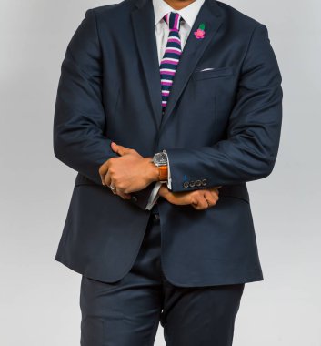 Afrika siyah el ve işadamı ile bir takım elbise kol katlanmış silah ile yakın çekim kırpılmış