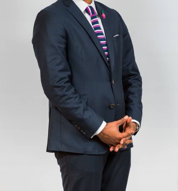 Afrika siyah ellerini ve kollarını işadamı önünde elleri ile bir takım elbise içinde kırpılmış yakın çekim