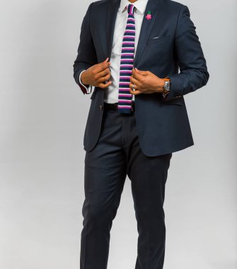 Afrika siyah ellerini ve kollarını işadamı önünde elleri ile bir takım elbise içinde kırpılmış yakın çekim