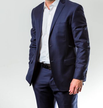 Beyaz el ve kol cebinde el ile bir takım işadamı yakın çekim kırpılmış