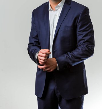 Beyaz el ve kol kol kol ve ellerde elbiseli işadamı yakın çekim kırpılmış