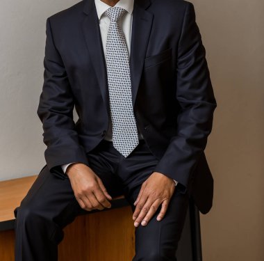 Afrika siyah ellerini ve kollarını işadamı oturarak elbiseli kırpılmış yakın çekim