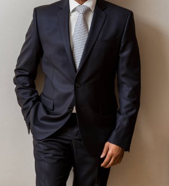 Afrika siyah ellerini ve kollarını takım elbiseli işadamı elleri cebinde olan yakın çekim kırpılmış