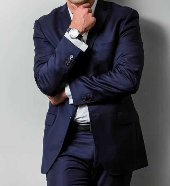 Yakın çekim Kafkas ellerini ve kollarını işadamı çene üzerinde el ile bir takım elbise içinde kırpılmış