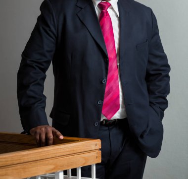 Yakın çekim Afrika siyah elleri kesilmiş ve cebinde silah işadamı ile bir takım elbise içinde el