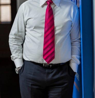 Yakın çekim Afrika siyah elleri kesilmiş ve cebinde silah işadamı ile bir takım elbise içinde el