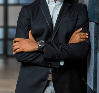 Arap Hint el Başkanı ve işadamı ile bir takım elbise kollarından katlanmış silah ile yakın çekim kırpılmış