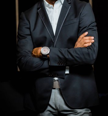 Arap Hint el Başkanı ve işadamı ile bir takım elbise kollarından katlanmış silah ile yakın çekim kırpılmış