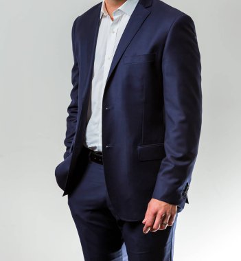 Beyaz el ve kol cebinde el ile bir takım işadamı yakın çekim kırpılmış