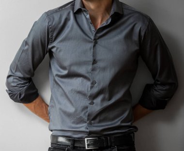 Kırpılan kafa Genç beyaz adam akıllı elbise gömlek arkasından eliyle