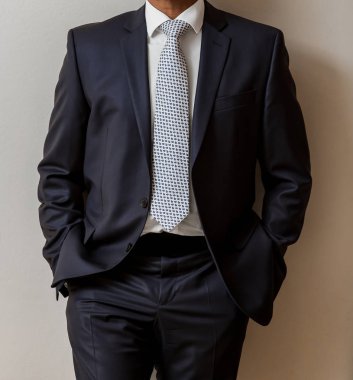 Afrika siyah ellerini ve kollarını takım elbiseli işadamı elleri cebinde olan yakın çekim kırpılmış