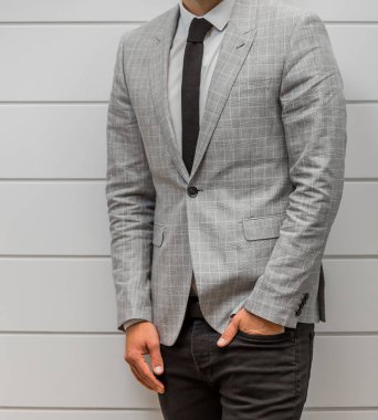 Beyaz el ve kol cebinde el ile bir takım işadamı yakın çekim kırpılmış