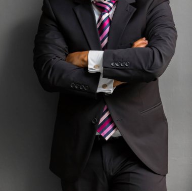 Afrika siyah el ve işadamı ile bir takım elbise kol katlanmış silah ile yakın çekim kırpılmış