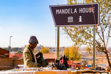 Johannesburg, Güney Afrika, Temmuz 12, 2009, Yaşlı Bayan Vilakazi Street Soweto evde satış dışında Nelson Mandela'nın üzerinde Afrika Curios satış