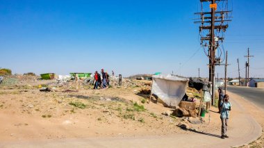 Johannesburg, Güney Afrika, 11 Eylül 2011, küçük bir gayri resmi hawker Caddesi kentsel Soweto Güney Afrika üzerinde ürün satan